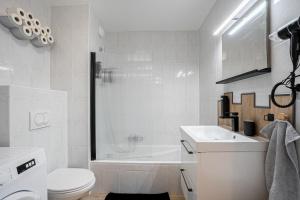 a white bathroom with a toilet and a sink at Le Cookie - 4 pers' - 2 lits - Gare 50m - Parking in Woippy +5 photos