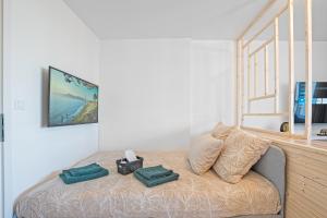 a room with a couch with two green pillows on it at Le Cookie - 4 pers' - 2 lits - Gare 50m - Parking in Woippy