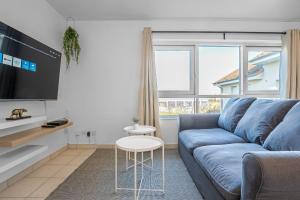 sala de estar con sofá azul y mesa en Le Cookie - 4 pers' - 2 lits - Gare 50m - Parking, en Woippy