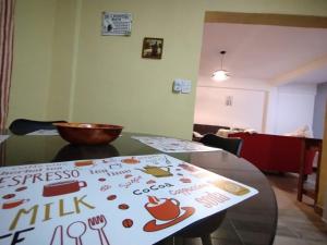 una mesa con un cartel en una habitación en Departamento en Posadas, en Posadas 3 fotos más