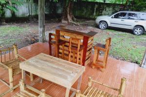 una mesa y dos sillas y una mesa y un banco en Perla del rio tulian, en Omoa
