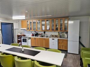 Virtuvė arba virtuvėlė apgyvendinimo įstaigoje Motell Lier