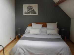 Postel nebo postele na pokoji v ubytování Gîte cosy en bord de rivière avec jardin, proche village médiéval, idéal famille, animaux acceptés - FR-1-489-247
