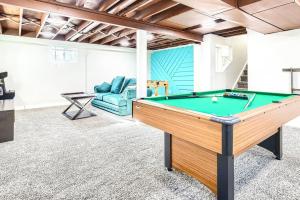 un soggiorno con un tavolo da biliardo e un divano di ALL King beds, Firepit, Hot tub, Near Down Town, Games Room a Denver
