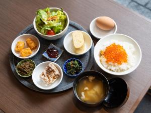 東京的住宿－Apa Hotel Ueno Okachimachi Ekimae Minami，餐桌上放着食物和碗