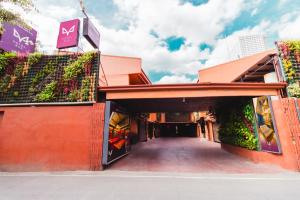 een gebouw met planten aan de zijkant bij Hotel Ava Gil Puyat in Manilla