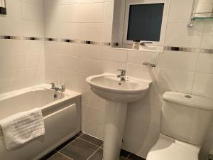 Kylpyhuone majoituspaikassa Contractors Home - 4 Bedroom Long Stays Welcome - Barnsley