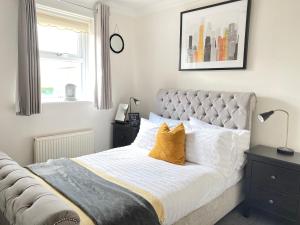 Rúm í herbergi á Contractors Home - 4 Bedroom Long Stays Welcome - Barnsley