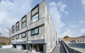 a gray building with a sign on the side of it at No25 Hotel Yangpyeong Seojong in Yangpyeong