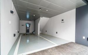 a large empty room with white walls and a ceiling at No25 Hotel Yangpyeong Seojong in Yangpyeong