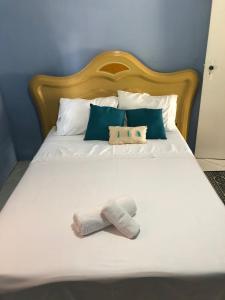 a bed with a pair of towels on it at Casa confortável em Estancia in Estância