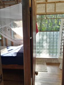 una camera da letto con un letto e una finestra di Jungle Paunch a Bocas del Toro