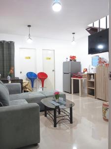 ein Wohnzimmer mit einem Sofa und einem Tisch in der Unterkunft Pagadian Staycation in Camella 2 in Pagadian