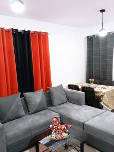 Pagadian Staycation in Camella 2 في باجاديان: غرفة معيشة مع أريكة وطاولة