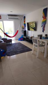 a living room with a table and a dining room at Apartamento amoblado (Coveñas) in Coveñas