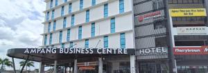 ein Gebäude mit einem Schild, das ein fantastisches Businesscenter liest in der Unterkunft Urban Inn, Alor Setar in Alor Setar