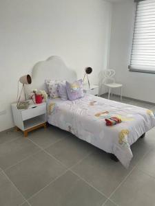 A bed or beds in a room at Espaciosa casa cerca de zona industrial