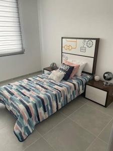 A bed or beds in a room at Espaciosa casa cerca de zona industrial
