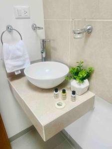 a bathroom with a bowl sink on a counter at Espaciosa casa cerca de zona industrial in San Luis Potosí