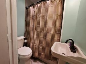 Et badeværelse på Comfortable getaway Single bedroom full apartment