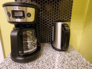 Kaffe- og tefaciliteter på Comfortable getaway Single bedroom full apartment + 6 billeder