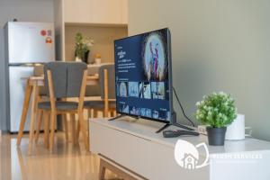 Highpark Suites at Petaling Jaya, Kelana Jaya by Plush的电视和/或娱乐中心