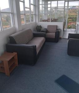 Sunsky family guest tesisinde bir oturma alanı