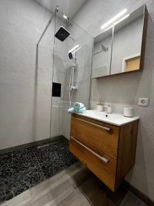 uma casa de banho com um lavatório e um chuveiro em HOLI DAY SPA 2-Bett Zimmer App 3 em Berlim