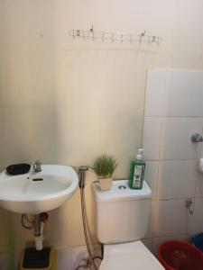 y baño con aseo blanco y lavamanos. en Pagadian Staycation in Camella 3 en Pagadían​