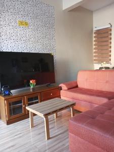 En TV eller et underholdningssystem på Pagadian Staycation in Camella 3