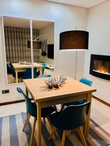 una sala da pranzo con tavolo, sedie e camino di Mar&Sal Vila do Conde a Vila do Conde