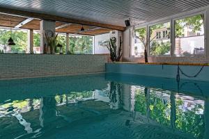 a swimming pool with a reflection in the water at HOLI DAY SPA 2-Bett Zimmer App 3 in Berlin