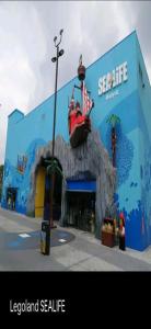 um grande edifício azul com um navio pirata nele em Legoland-3min Walk-HappyDream Suite at Afiniti -8pax-Cozy,Comfy&Convenience 2BR with Bathub em Nusajaya