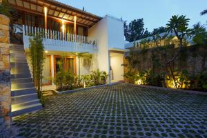 eine Villa mit einer Auffahrt und einem Haus in der Unterkunft Karyana Villa 1 in Kuta Lombok