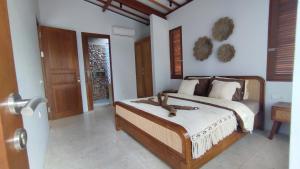 クタにあるKaryana Villa 1の部屋の中に大きなベッドがある寝室