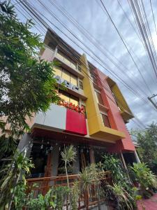 kolorowy budynek z roślinami przed nim w obiekcie Casi Verde Arc Homes w Panglao City