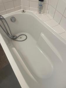 a white bath tub with a wire in it at Saint François in Bordeaux