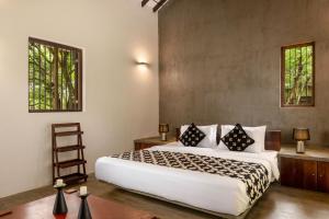 1 dormitorio con 1 cama blanca grande y 2 ventanas en Villa Mankani, en Dambulla