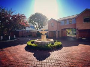 a fountain in the middle of a brick driveway at Belluca Villa, Middleton Beach in Albany