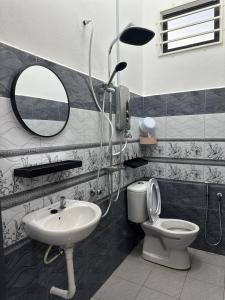 Macang的住宿－Homestay Rumi，一间带水槽、卫生间和镜子的浴室