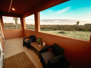 Habitación con mesa, 2 sillas y ventana en Steps to the Beach! Rooftop Deck! Firepit & BBQ!, en Oceano