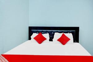 Llit o llits en una habitació de Flagship Hotel The Royal King