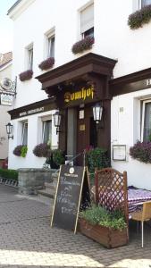 ein Restaurant mit einem Schild vor einem Gebäude in der Unterkunft Hotel Domhof in Soest