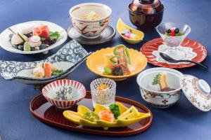 stół z talerzami jedzenia i kubków na nim w obiekcie Highland Resort Hotel & Spa w mieście Fujiyoshida