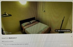 1 dormitorio con 1 cama en una habitación verde en Sorry Blocked Account 2, en Temerloh