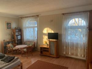 uma sala de estar com uma cama e uma televisão em Érd - Csendes, kényelmes családi ház em Érd