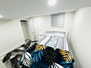 Un pat sau paturi într-o cameră la C&M Beautiful Basement