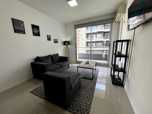 uma sala de estar com um sofá e uma cadeira em Premium apartment in Belgrano em Buenos Aires
