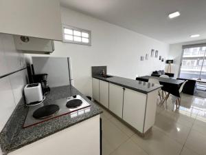 uma cozinha branca com uma bancada e um fogão em Premium apartment in Belgrano em Buenos Aires