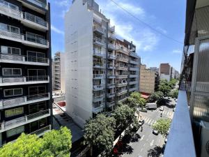 uma vista superior de um edifício alto numa cidade em Premium apartment in Belgrano em Buenos Aires